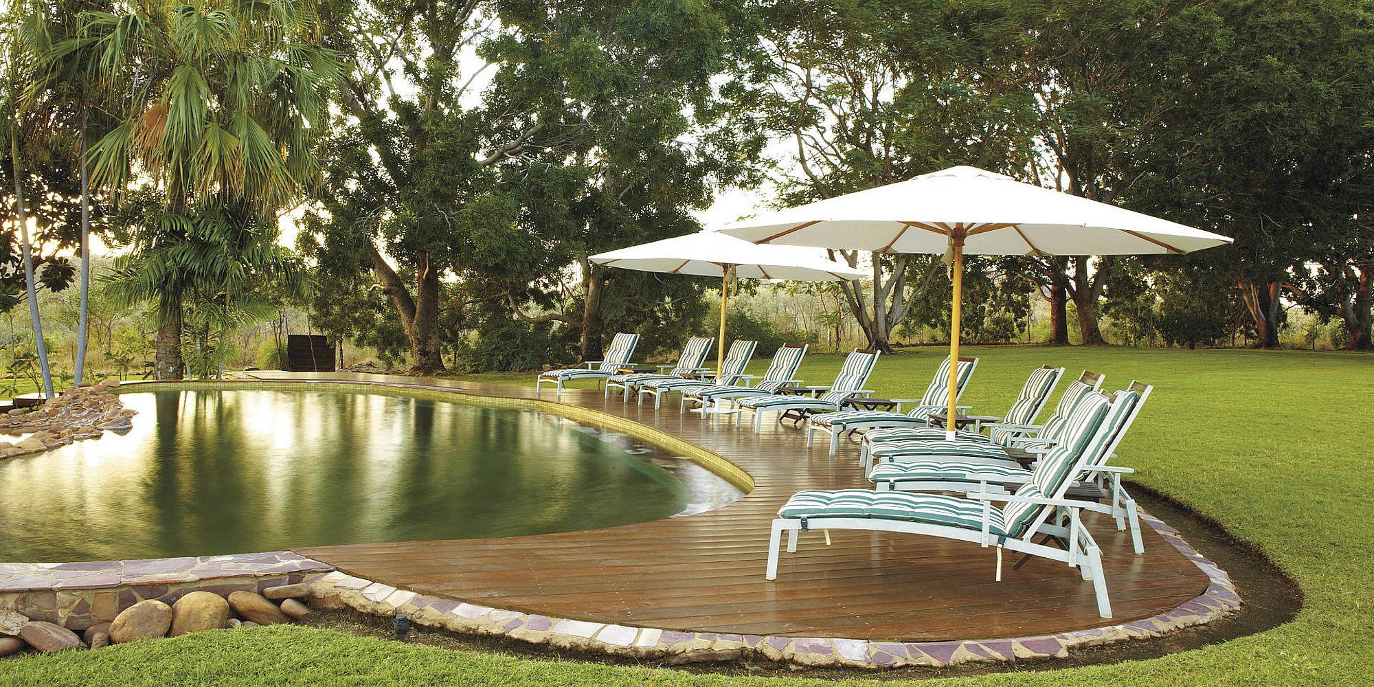 Zwembad met ruimte om te zonnen