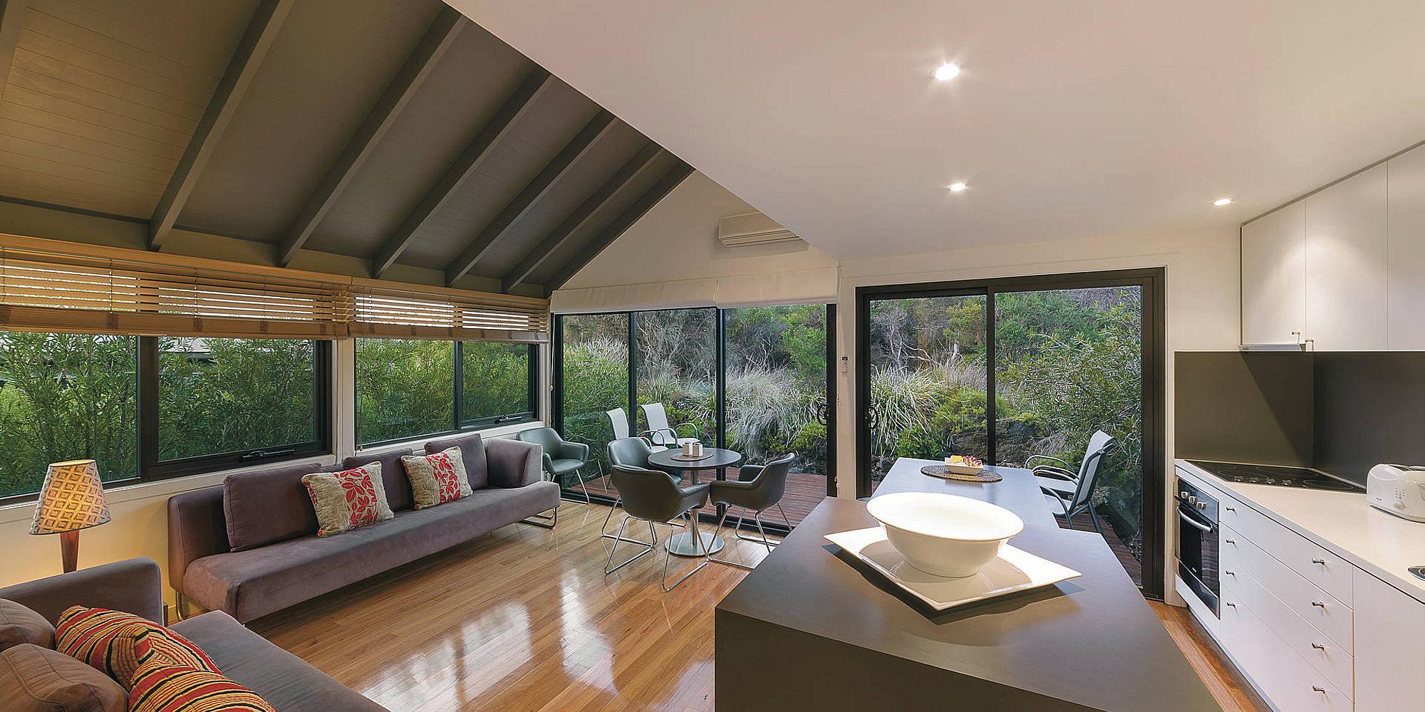 Grote en moderne keuken van de villa met zithoek