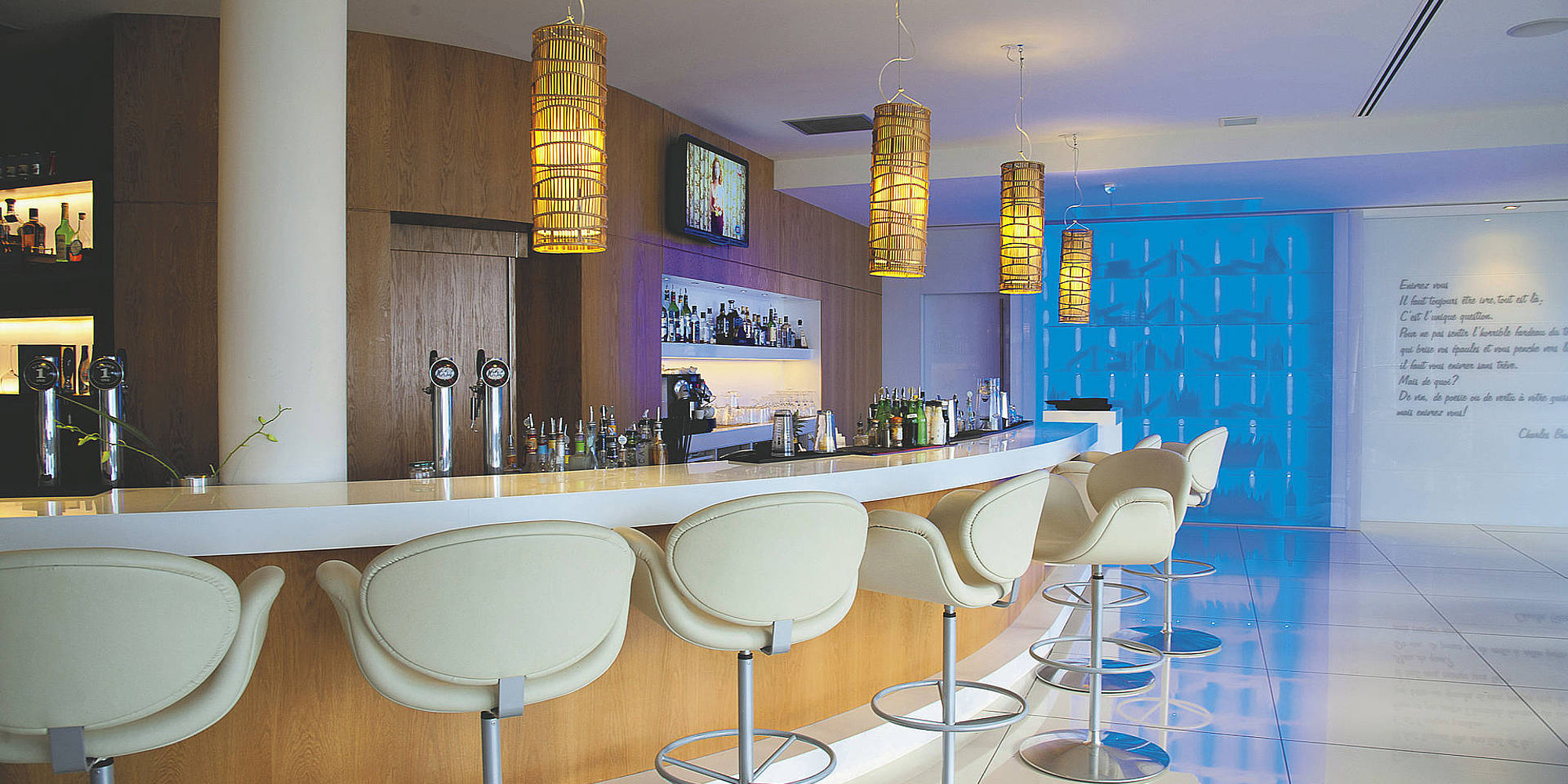 Chateau Royal Beach Resort & Spa bar