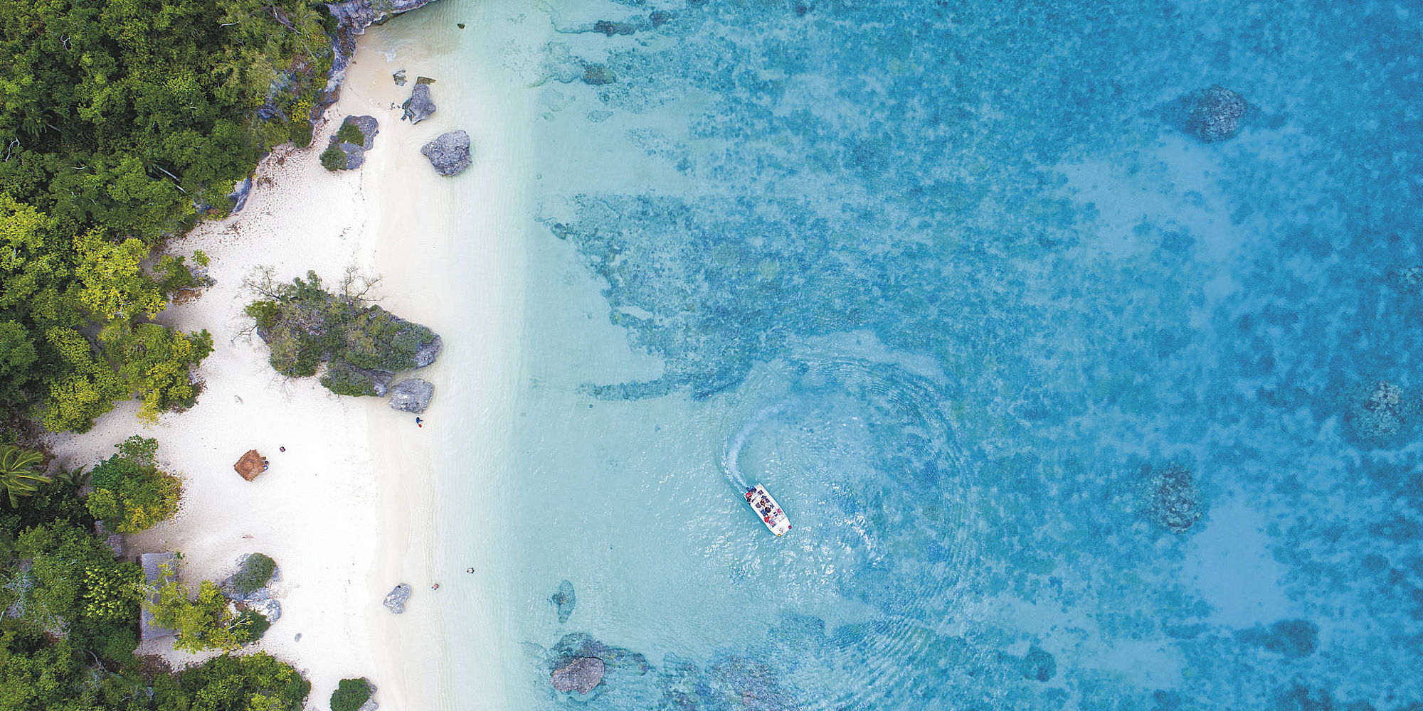 Wit zandstrand blauwe zee | vanuatu