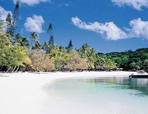 wit zandstrand met palmen | beste reistijd nieuw caledonie
