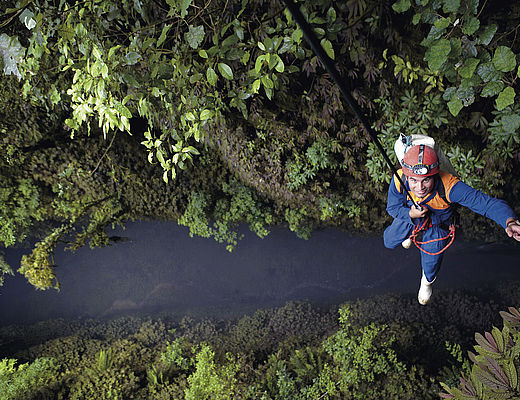 Abseilen waitomo Caves ©cmphoto.co.nz