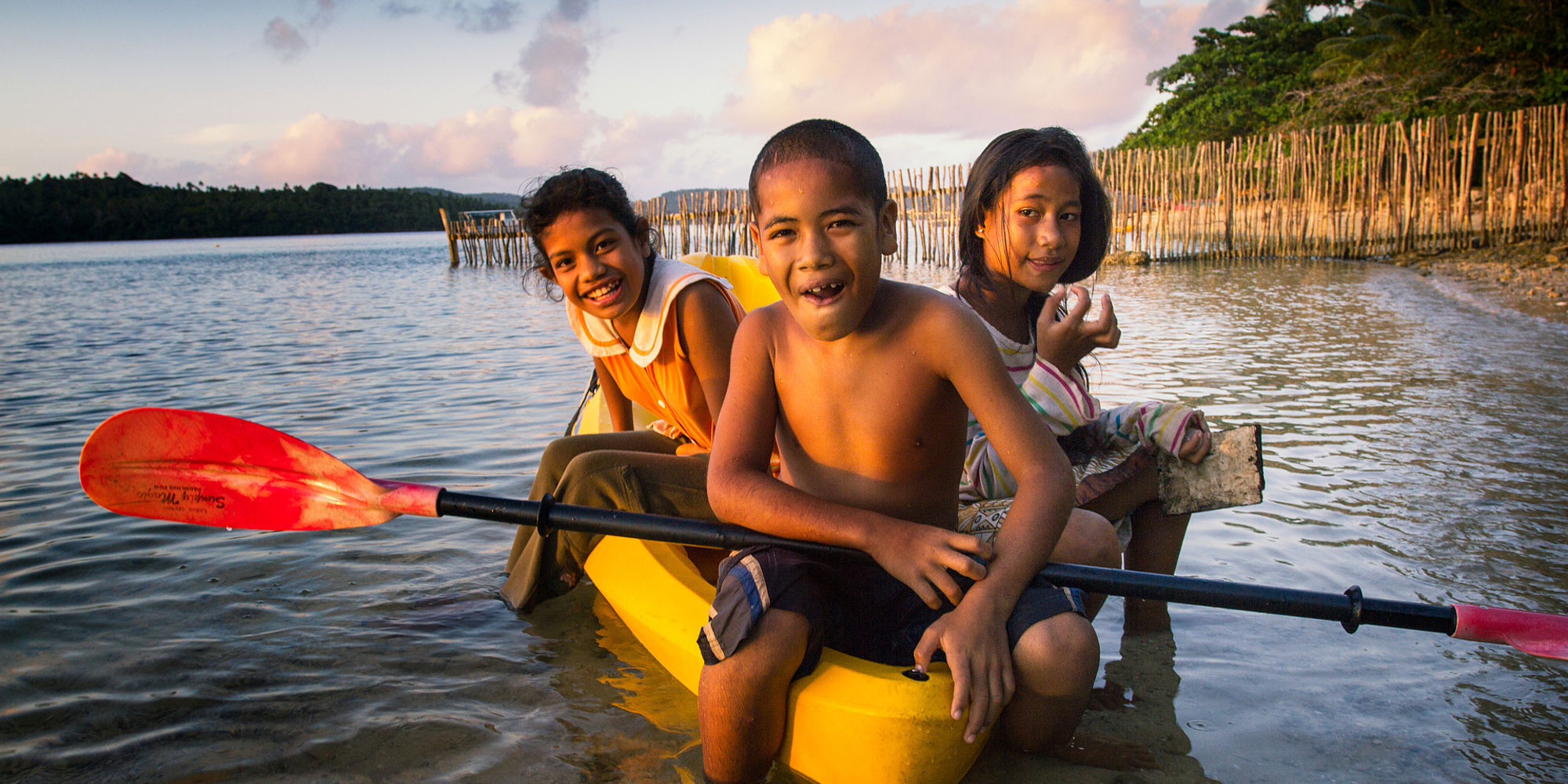 Tongaanse kinderen in kano | rondreis fiji tonga