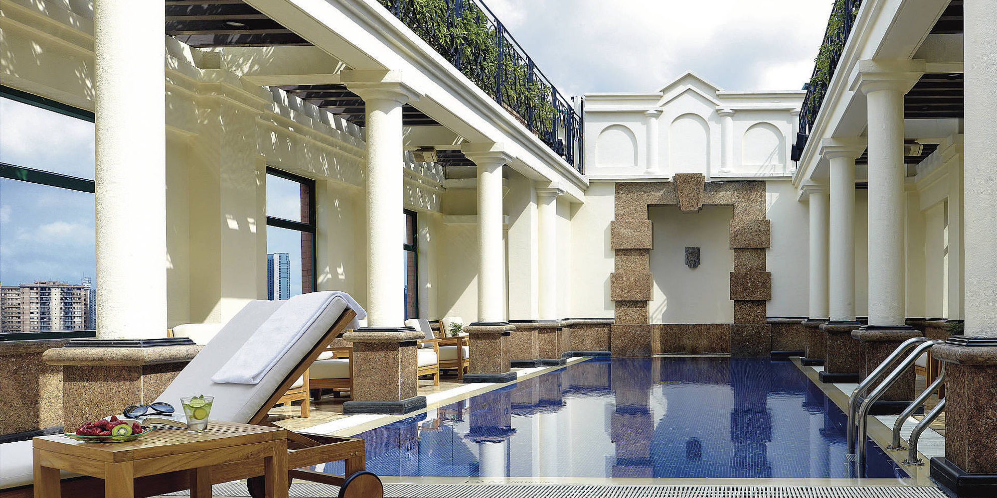 Eaton Hotel Kowloon zwembad | stopover Hong Kong