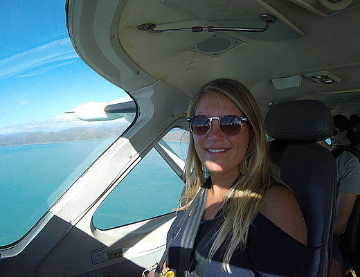 Yara in het propellervliegtuig over de Whitsundays